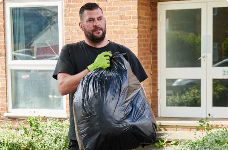 House clearing experts clearing rubbish
